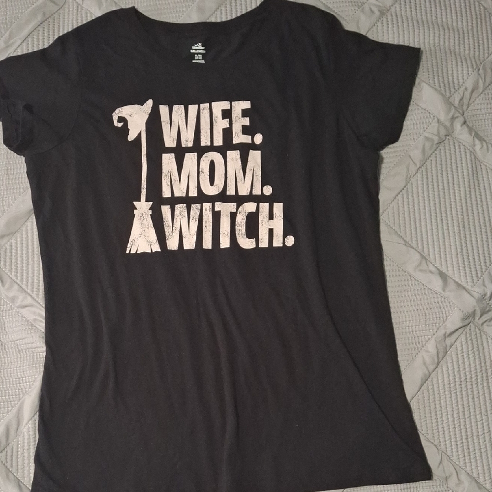 ◇3/$25◇ Black Graphic Tee with Witch Theme